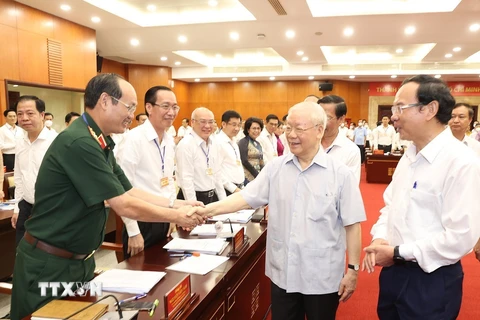 Tổng Bí thư Nguyễn Phú Trọng với các cán bộ Ban Thường vụ Thành ủy và lãnh đạo chủ chốt Thành phố Hồ Chí Minh. (Ảnh: Trí Dũng/TTXVN)