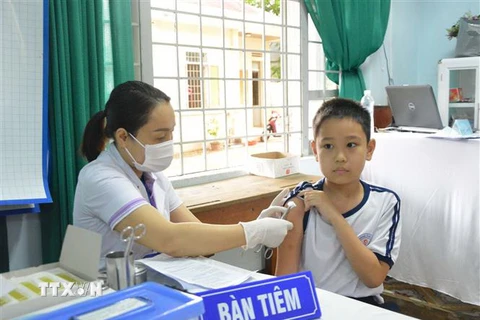 Tiêm vaccine phòng COVID-19 cho trẻ em. (Ảnh: Tuấn Anh/TTXVN)