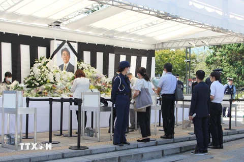 Ngay từ sáng sớm, hàng ngàn người, trong đó có cả những người Việt Nam đang sinh sống tại Nhật Bản, đã xếp hàng trước công viên Kudanzaka để đặt hoa tưởng niệm. (Ảnh: Đào Thanh Tùng/TTXVN)