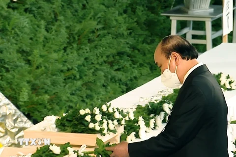 Chủ tịch nước Nguyễn Xuân Phúc đặt hoa tưởng niệm cố Thủ tướng Nhật Bản Abe Shinzo. (Ảnh: Thống Nhất/TTXVN)
