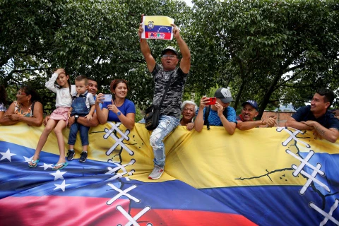 Người dân theo dõi buổi lễ mở lại các cửa khẩu biên giới đường bộ giữa Venezuela và Colombia. (Nguồn: Reuters)