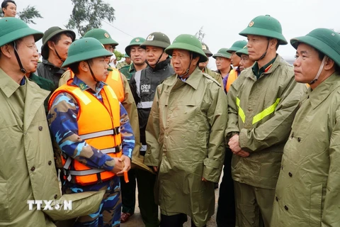 Phó Thủ tướng Chính phủ Lê Văn Thành kiểm tra tình hình thiệt hại và công tác khắc phục hậu quả. (Ảnh: TTXVN phát)