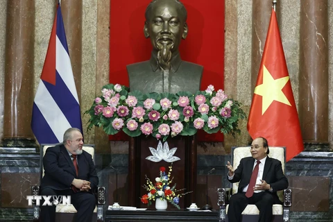 Chủ tịch nước Nguyễn Xuân Phúc tiếp Thủ tướng Cuba Manuel Marrezo Cruz. (Ảnh: Thống Nhất/TTXVN)