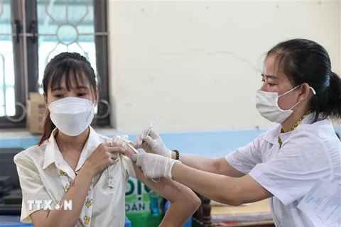 Cán bộ y tế Trung tâm Y tế các khu công nghiệp tỉnh Bắc Giang tiêm vaccine phòng COVID-19 cho người lao động. (Ảnh: Danh Lam/TTXVN)