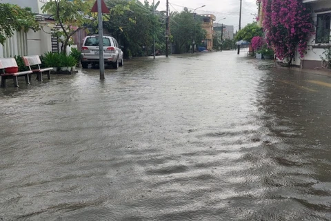 Mưa lớn đã làm ngập nhiều tuyến đường trong khu phố Hải Tân, thị trấn Quảng Hà. (Nguồn: Báo Quảng Ninh)