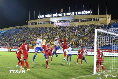 Tình huống bóng nguy hiểm trong trận đấu giữa Câu lạc bộ Nam Định gặp Hồng Lĩnh Hà Tĩnh trên sân vận động Thiên Trường. (Ảnh: Công Luật/TTXVN)