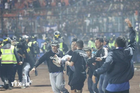 Chuyển người bị thương trong vụ giẫm đạp tại sân vận động ở thành phố Malang, Đông Java, Indonesia, tối 1/10. (Ảnh: THX/TTXVN)