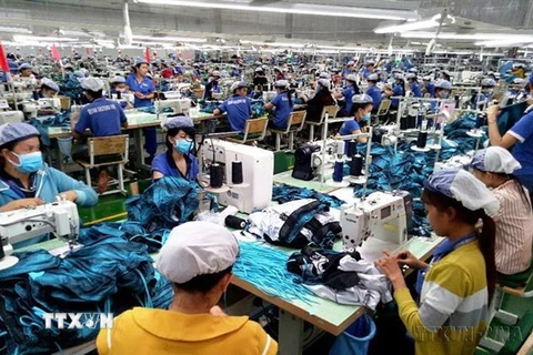 Sản xuất hàng may mặc xuất khẩu tại Công ty may mặc New Apparel, Khu công nghiệp Bắc Đồng Phú, tỉnh Bình Phước. (Ảnh: Dương Chí Tưởng/TTXVN)