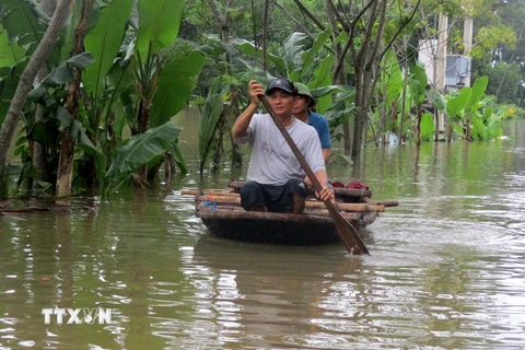 Người dân thôn Vạn Thọ, xã Vạn Hòa, huyện Nông Cống, Thanh Hóa phải dùng thuyền để di chuyển. (Ảnh: Nguyễn Nam/TTXVN)