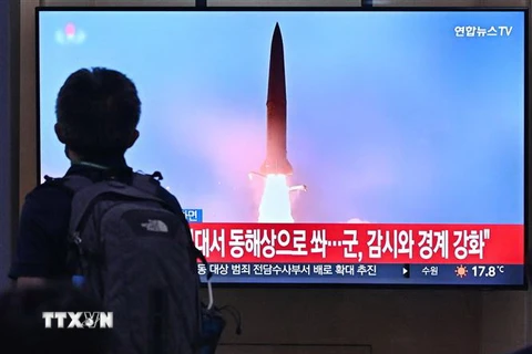Truyền hình Hàn Quốc đưa tin về một vụ phóng tên lửa của Triều Tiên. (Ảnh: AFP/TTXVN)