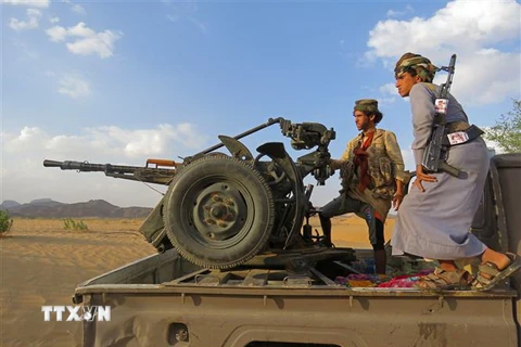 Quân chính phủ Yemen trong một cuộc giao tranh với lực lượng Houthi. (Ảnh: AFP/TTXVN)