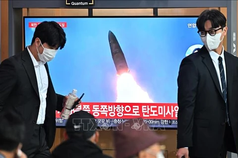 Truyền hình Hàn Quốc đưa tin về vụ phóng tên lửa của Triều Tiên ngày 4/10. (Ảnh: AFP/TTXVN)