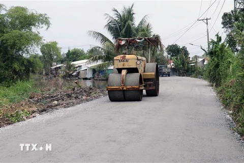 Nâng cấp đường giao thông nông thôn. (Ảnh: Lê Huy Hải/TTXVN)