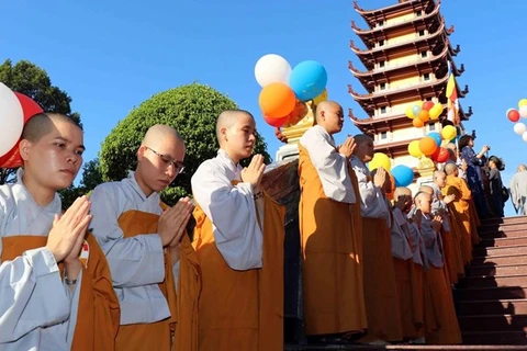 Các ni sư tham dự Đại lễ Phật đản. (Nguồn: TTXVN)