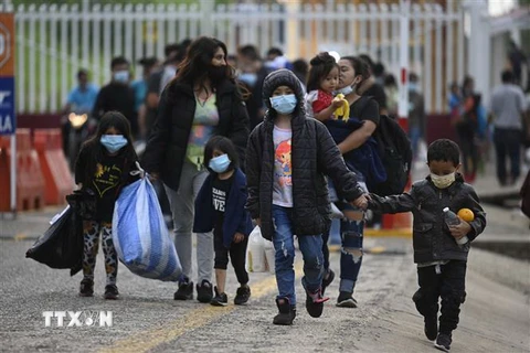 Người di cư trở về El Ceibo, Guatemala, sau khi bị trục xuất khỏi Mỹ và Mexico. (Ảnh: AFP/TTXVN)