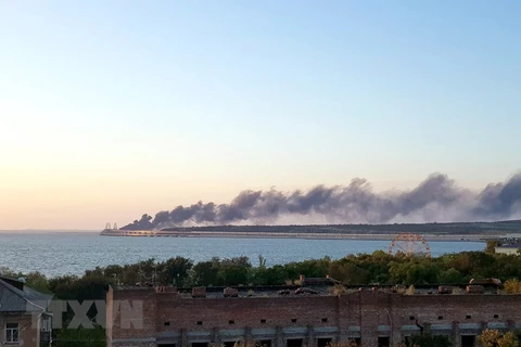 Khói bốc lên ngùn ngụt từ hiện trường vụ nổ trên cây cầu nối với Bán đảo Crimea ngày 8/10. (Ảnh: AFP/TTXVN)