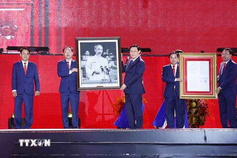 Chủ tịch Quốc hội Vương Đình Huệ trao Nghị quyết của Ủy ban Thường vụ Quốc hội và tặng ảnh Bác Hồ cho đảng bộ, chính quyền và nhân dân thành phố Phổ Yên. (Ảnh: Doãn Tấn/TTXVN)