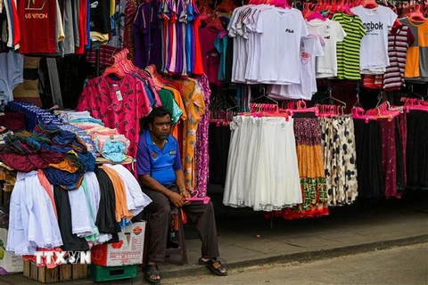 Một quầy hàng quần áo tại chợ ở Colombo, Sri Lanka. (Ảnh: AFP/TTXVN)
