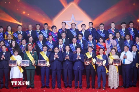 Thủ tướng Phạm Minh Chính với các doanh nhân tiêu biểu. (Ảnh: Dương Giang/TTXVN)