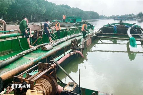 Phương tiện thủy khai thác trái phép trên biển Cần Giờ bị bộ đội Biên phòng Thành phố Hồ Chí Minh bắt giữ. (Ảnh: TTXVN phát)