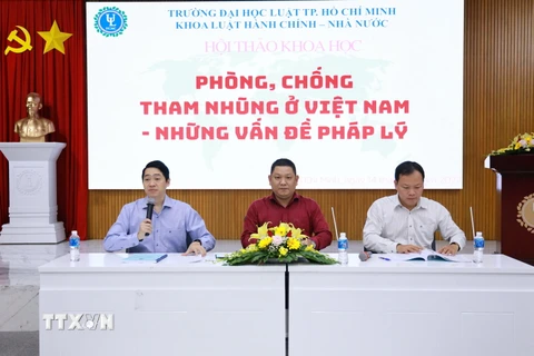 Ban chủ tọa hội thảo khoa học 'Phòng, chống tham nhũng ở Việt Nam-Những vấn đề pháp lý.' (Ảnh: Thành Chung/TTXVN)