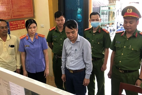 Cơ quan tố tụng tống đạt quyết định khởi tố Nguyễn Trung Văn. (Nguồn: Viện Kiểm sát Nhân dân tỉnh Hà Nam)