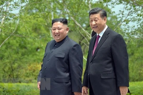 Nhà lãnh đạo Triều Tiên Kim Jong-un (trái) và Chủ tịch Trung Quốc Tập Cận Bình trong cuộc gặp tại Bình Nhưỡng ngày 21/6/2019. (Ảnh: AFP/TTXVN)