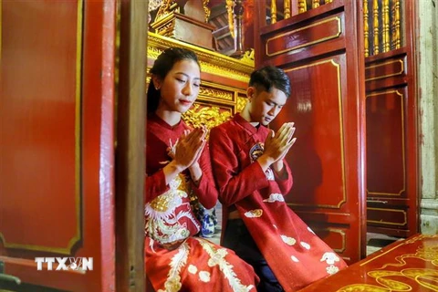 Các cặp đôi làm lễ tại đền Bà Kiệu. (Ảnh: Tuấn Đức/TTXVN)