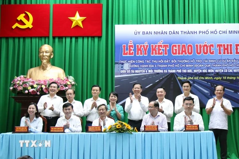 Sở Tài nguyên và Môi trường cùng Ủy ban Nhân dân các huyện, thành phố ký kết giao ước thi đua giải phóng mặt bằng dự án Vành đai 3 đoạn qua Thành phố Hồ Chí Minh. (Ảnh: Tiến Lực/TTXVN)