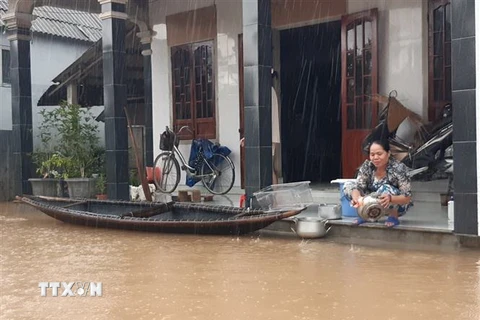 Người dân 'rốn lũ' Xuân Tùy, huyện Quảng Điền, tỉnh Thừa Thiên-Huế thích nghi với mưa lũ sau nhiều ngày bị ngập lụt. (Ảnh: Mai Trang/TTXVN)