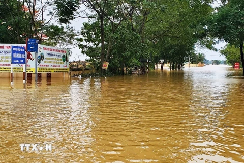Nhiều tuyến đường trên địa bàn huyện Lệ Thủy, Quảng Bình ngập sâu do mưa lớn. (Ảnh: TTXVN phát)