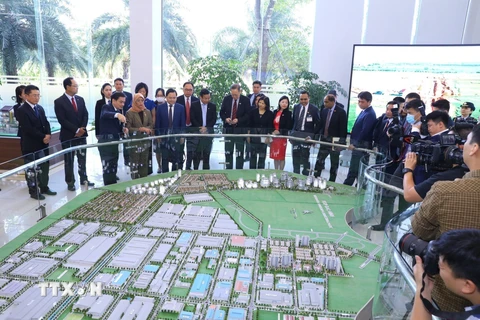 Tổng thống Cộng hòa Singapore Halimah Yacob nghe giới thiệu mô hình Khu công nghiệp VSIP Bắc Ninh. (Ảnh: Văn Điệp/TTXVN)