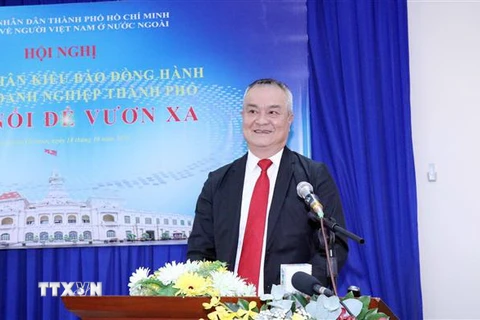 Tiến sỹ Lê Hoàng Thế, Phó Chủ tịch Hiệp hội Doanh nhân Việt Nam ở nước ngoài (BAOOV) đưa ra những kiến nghị nhằm thúc đẩy sự kết nối giữa doanh nghiệp kiều bào và doanh nghiệp Thành phố Hồ Chí Minh. (Ảnh: Xuân Khu/TTXVN)