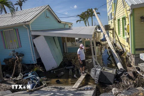 Nhà cửa bị hư hại sau bão Ian tại Matlacha, bang Florida, Mỹ. (Ảnh: THX/TTXVN)