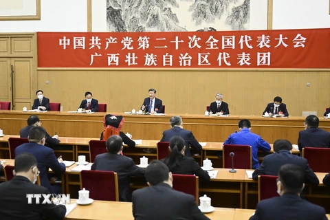 Tổng Bí thư Ban Chấp hành Trung ương Đảng Cộng sản Trung Quốc, Chủ tịch nước Tập Cận Bình (giữa) thảo luận với các đại biểu đến từ Khu tự trị dân tộc Choang Quảng Tây trong khuôn khổ Đại hội Đại biểu toàn quốc lần thứ XX Đảng Cộng sản Trung Quốc, tại Bắc 