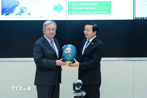Bộ trưởng Bộ Tài nguyên và Môi trường Trần Hồng Hà trao tặng quà cho Tổng Thư ký Liên hợp quốc António Guterres. (Ảnh: Minh Đức/TTXVN)
