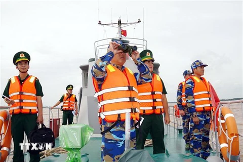 Bộ đội biên phòng Sóc Trăng tăng cường tuần tra phối hợp, tuyên truyền đến ngư dân khai thác xa bờ. (Ảnh: Trung Hiếu/TTXVN)