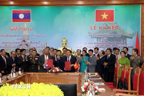Lãnh đạo tỉnh Kon Tum và Attapeu (Lào) ký kết bản ghi nhớ về hợp tác giai đoạn 2022-2027. (Ảnh: Cao Nguyên/TTXVN)