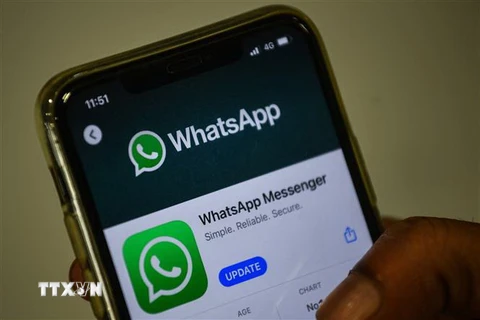 Biểu tượng của ứng dụng WhatsApp trên màn hình điện thoại. (Ảnh: AFP/TTXVN)