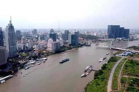 Khu trung tâm quận 1 (Thành phố Hồ Chí Minh) bên bờ sông Sài Gòn. (Ảnh: Thanh Vũ/TTXVN)