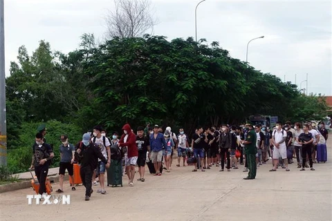 Công dân Việt Nam về đến Cửa khẩu Quốc tế Hà Tiên. (Ảnh: TTXVN phát)