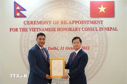 Đại sứ Nguyễn Thanh Hải trao Quyết định bổ nhiệm Lãnh sự danh dự Việt Nam tại Nepal cho ông Rajesh Kazi Shrestha. (Ảnh: Ngọc Thúy/TTXVN)
