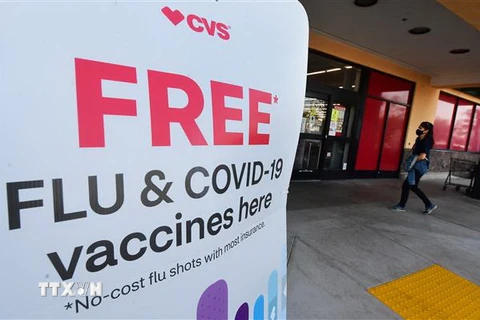 Một điểm tiên vaccine ngừa bệnh cúm và COVID-19 tại Monterey Park, California, Mỹ. (Ảnh: AFP/TTXVN)