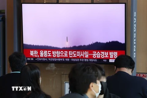 Truyền hình Hàn Quốc đưa tin về vụ phóng tên lửa đạn đạo của Triều Tiên về vùng biển phía Đông bán đảo Triều Tiên, ngày 2/11/2022. (Ảnh: Yonhap/TTXVN)