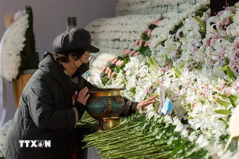 Tưởng niệm các nạn nhân thiệt mạng trong thảm kịch giẫm đạp tại Seoul, Hàn Quốc. (Ảnh: THX/TTXVN)