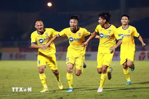 Pha ăn mừng bàn thắng của các cầu thủ Sông Lam Nghệ An. (Ảnh: Tá Chuyên/TTXVN)