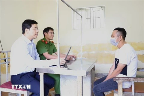 Thượng tá Nguyễn Hồng Phong, Giám đốc Công an tỉnh Hà Tĩnh trực tiếp làm việc với đối tượng cầm đầu đường dây. (Ảnh: TTXVN phát)