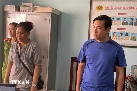 Trịnh Thị Mai (trái) và Trần Minh Chung bị bắt giữ trong đường dây mua bán người ngay tại cơ sở massge Mai Thy, thôn Ơi H'ly, xã Ia Hiao, huyện Phú Thiện, tỉnh Gia Lai. (Ảnh: TTXVN phát)
