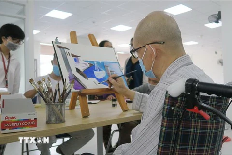 Ông Hồ Đắc Thắng, 59 tuổi, ở thành phố Thủ Đức đang hoàn thành bức vẽ của mình. (Ảnh: Đinh Hằng/TTXVN)