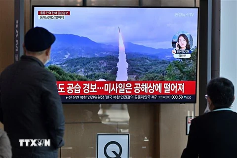 Truyền thông Hàn Quốc đưa tin tại Seoul về một vụ phóng tên lửa đạn đạo của Triều Tiên. (Ảnh: AFP/TTXVN)